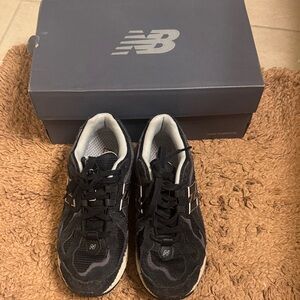 New Balance Black and White Running Shoes9060